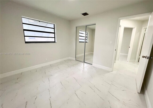 Building Photo - 931 NW 35th Ave