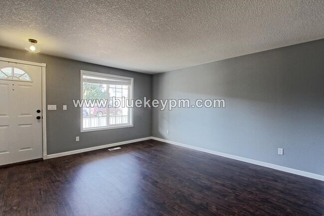 Building Photo - 4 Bed, 2.5 Bath Home in Cul-de-sac in Fisher's Landing East