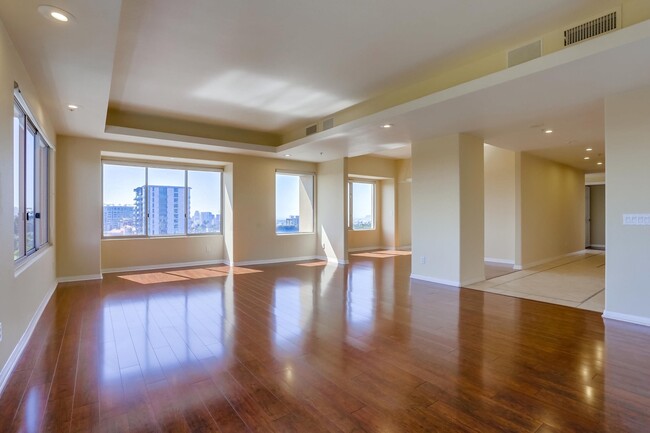 Building Photo - Amazing views from this gorgeous Bankers H...