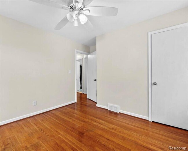 Building Photo - 1790 Kenmore Dr
