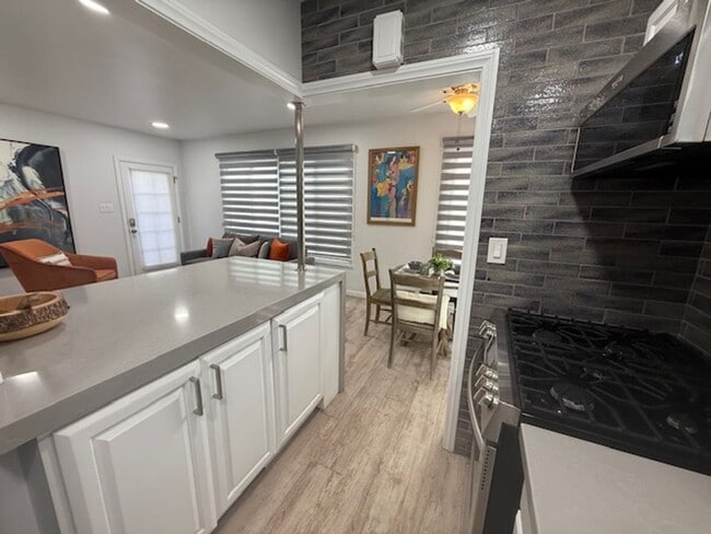 Building Photo - 423