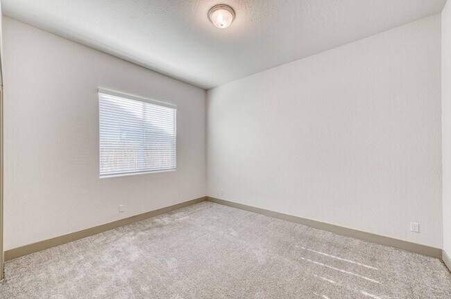 Building Photo - 860 Spg St W