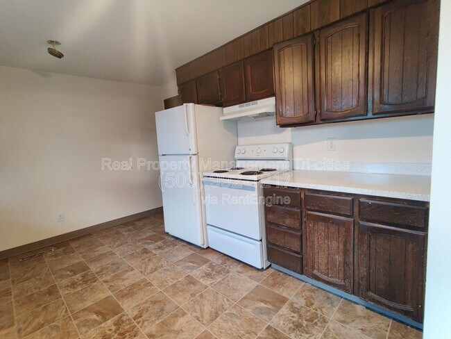 Building Photo - 708 N Rd 34