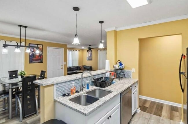 Building Photo - 4bd/2ba Home Minutes From W. Midtown w/ Fu...