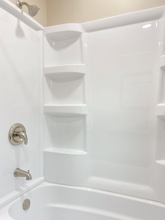 Building Photo - Beautifully updated 5 bed 2 bath house $2200