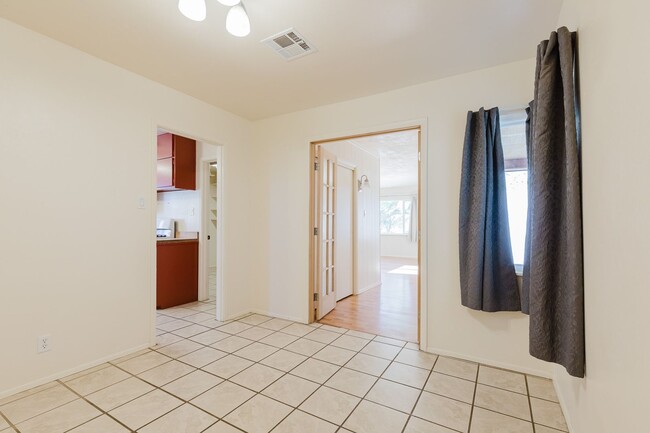 Building Photo - 3 Bedroom 2 Bathroom