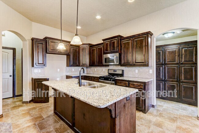 Building Photo - 508 Whispering Oaks Blvd