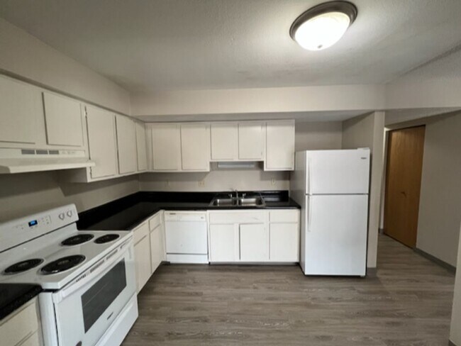 Building Photo - Spacious Apartment for Rent