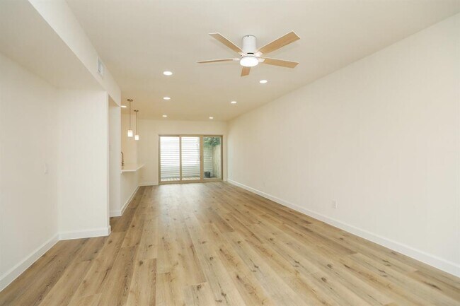 Building Photo - 2050 Augusta Dr
