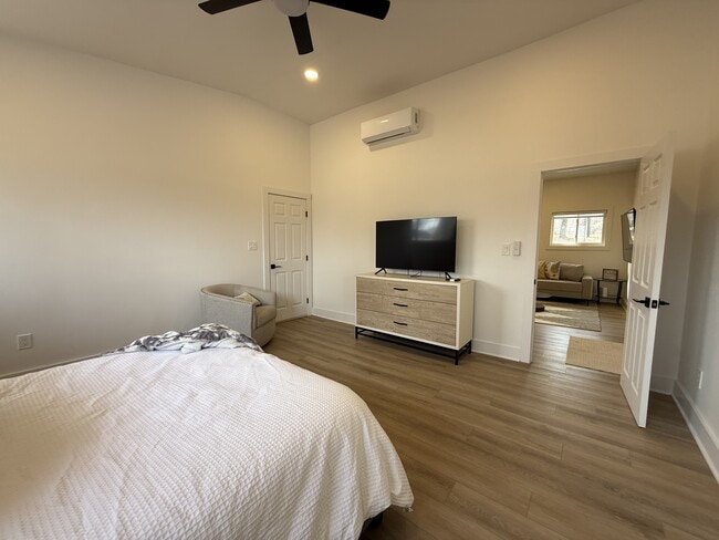 Building Photo - 8625 Cedarbrook Dr