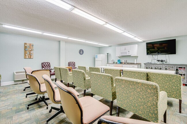 Building Photo - Cozy Studio on the Beach in Daytona Beach Shores