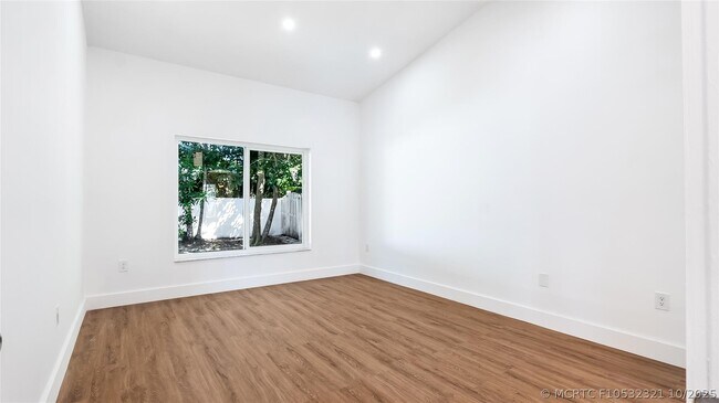 Building Photo - 1811 SW 124th Way