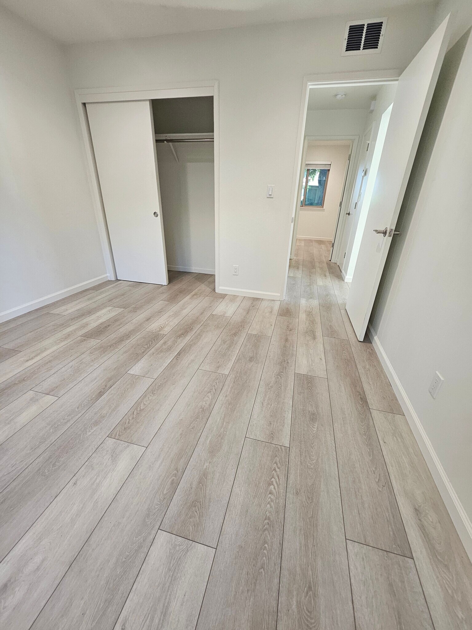 Left bedroom - 4380 Diamond St