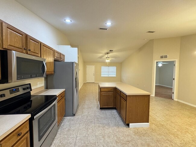 Building Photo - $300 OFF A MONTH OF RENT! Lovely, Spacious 2 Bedroom, 2 Bathroom Home in Sebring!!