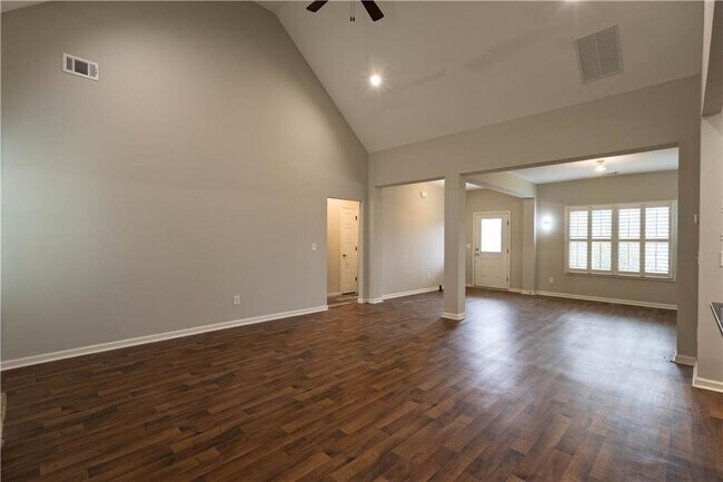 Building Photo - 214 Oakwood Dr