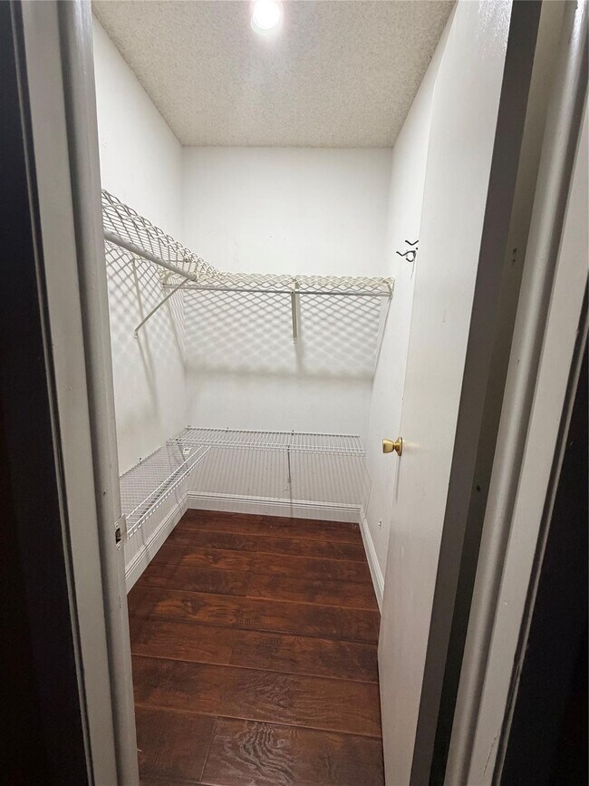 Building Photo - 16 Spinning Wheel Ln