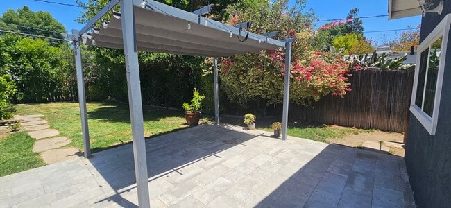 Building Photo - 2 Bed / 1 Bath Home with Gorgeous Backyard...