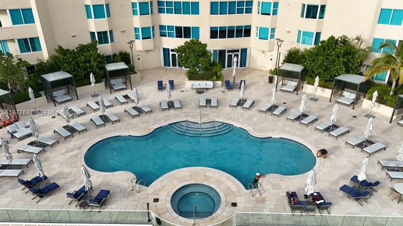 Building Photo - 300 S Pointe Dr