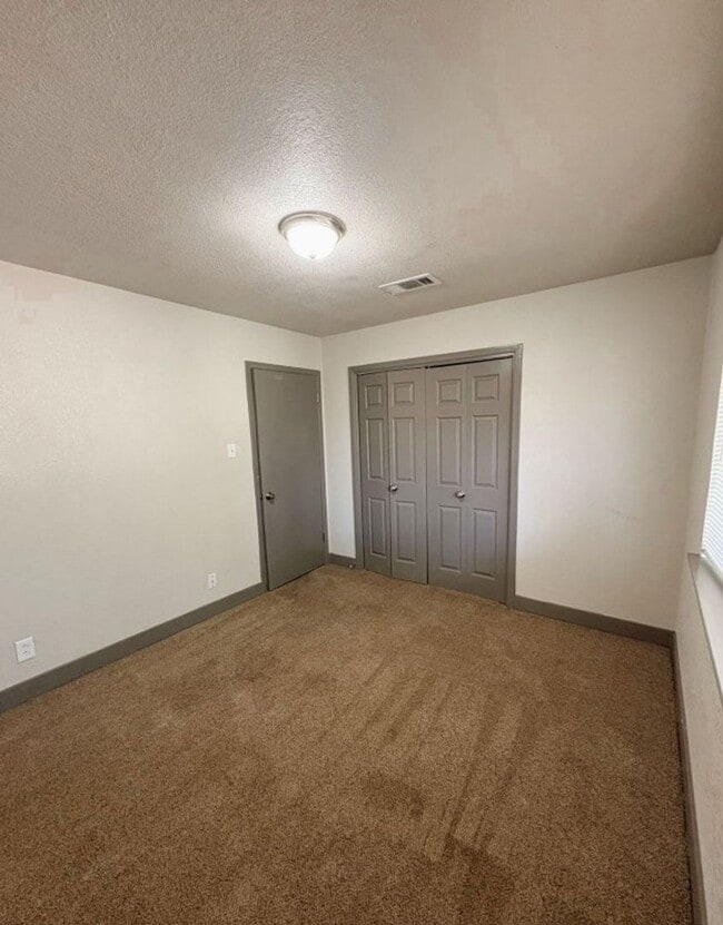 Building Photo - 204 W Mockingbird Ln