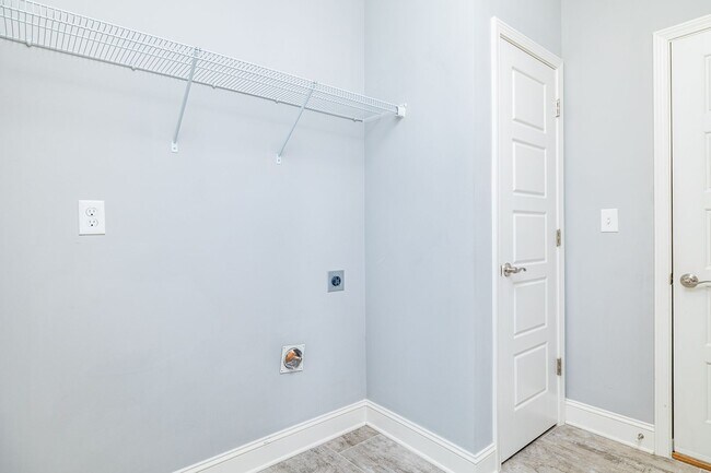 Building Photo - Maryville 37801 - 4 bedroom, 2.5 bath home...