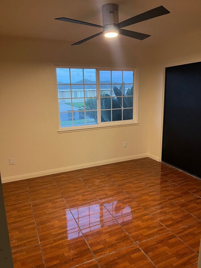 Building Photo - Large 3 Bed. 2 Bath with Pool