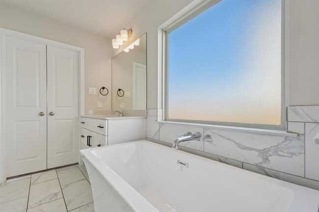 Building Photo - 112 Comet Pointe Dr