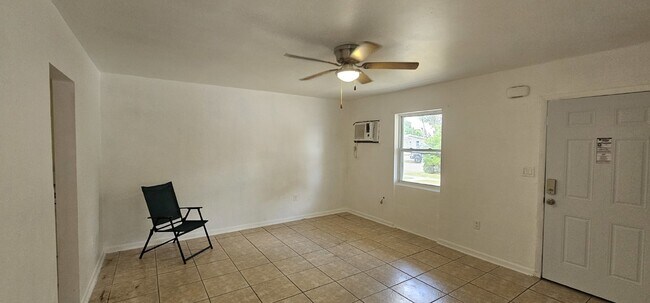 Building Photo - 2 bedroom 1 bath duplex