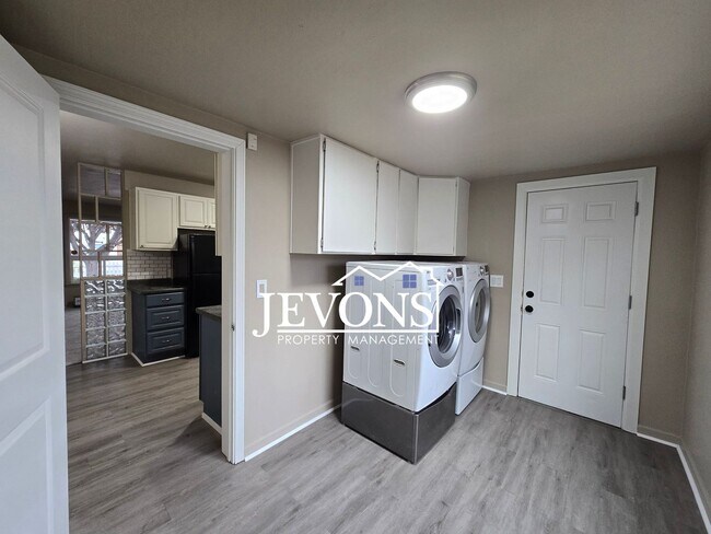 Building Photo - Charming home with a fully equipped kitche...