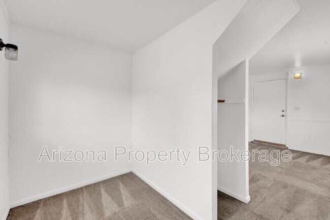 Building Photo - 119 W 9th Pl