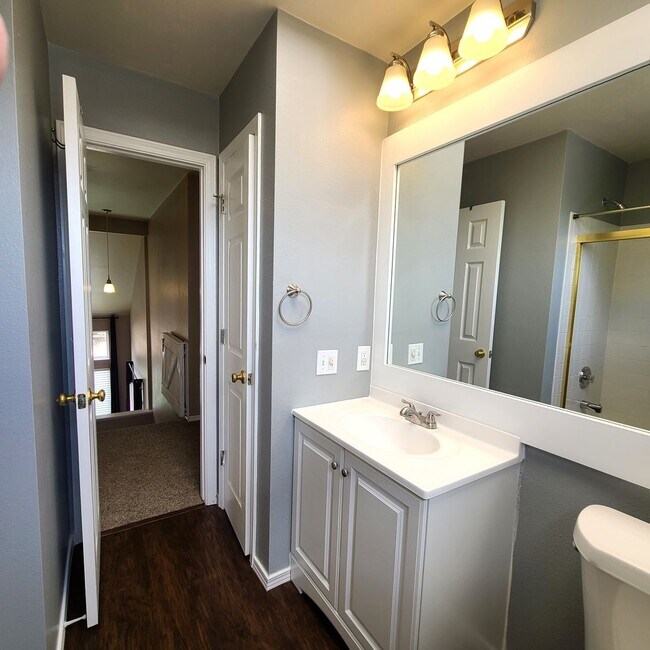 Building Photo - Beautiful home in Briargate Fairfax - D20 - ready to move in NOW!