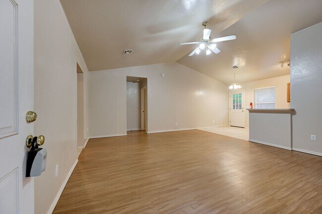 Building Photo - Gorgeous 3 bed 2 bath in Norman!