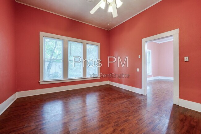 Building Photo - 912 N Elm St