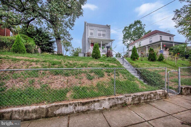 Building Photo - 6106 Clay St NE
