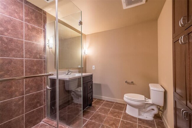 Building Photo - 711 W 26th St