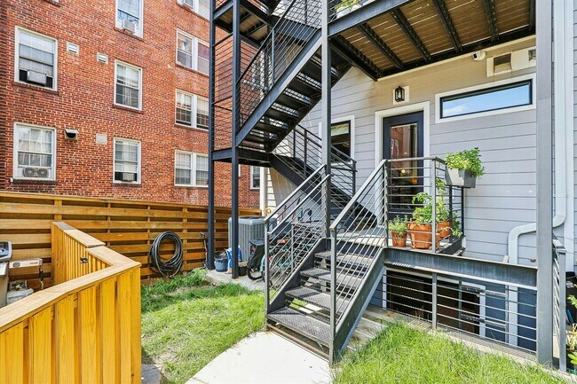 Building Photo - 818 Taylor St NW