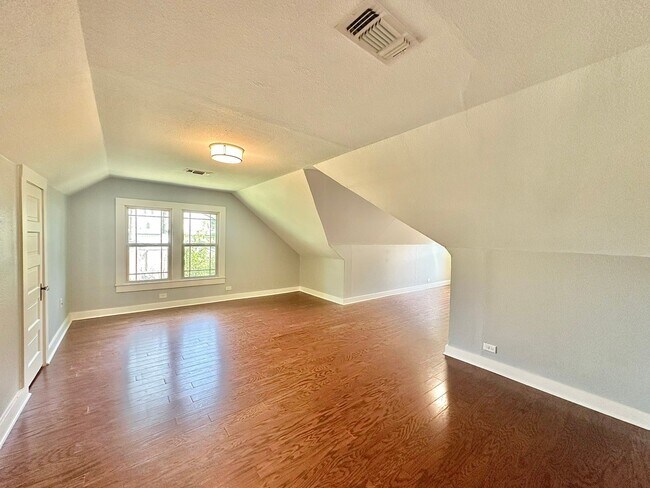 Building Photo - Spacious 4 Bedroom in the Heart of Tyler! Available Now!