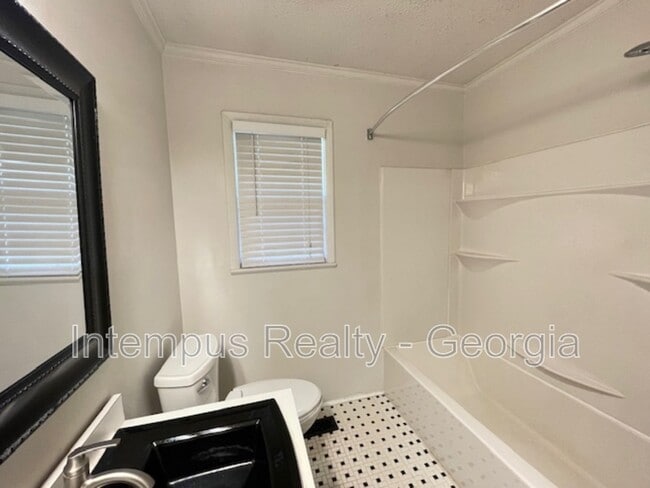 Building Photo - 633 White St