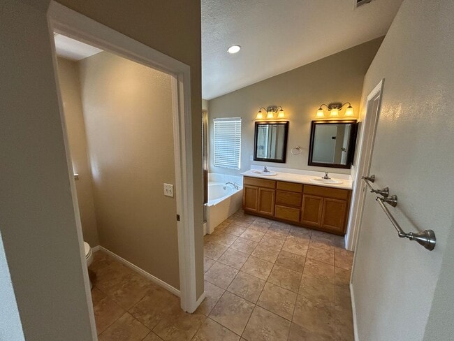 Building Photo - Beautiful Hidden Lake 3 Bed 3 Bath Home