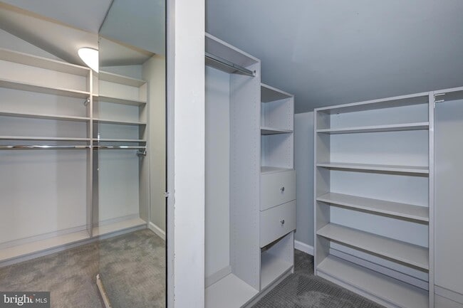 Building Photo - 1717 Country Club Dr