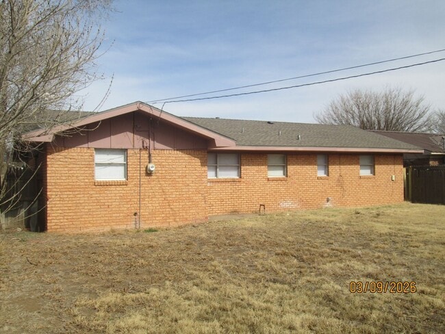 Building Photo - HOUSE - 3 bedrooms, 2 bathrooms, single car garage