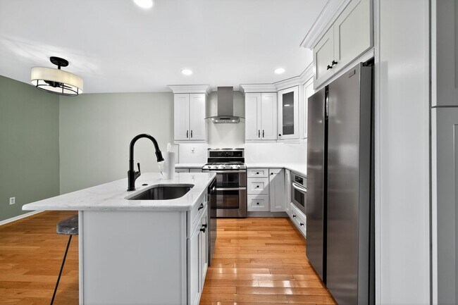 Building Photo - Beautiful 2 Bedroom, 1 Bathroom Condo In W...