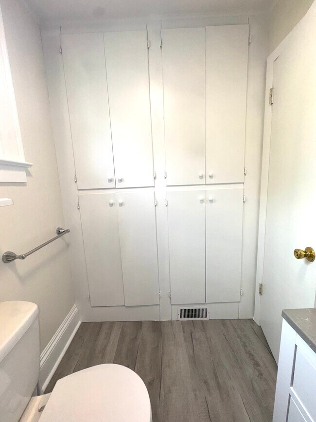 Building Photo - 567 N Walnut St