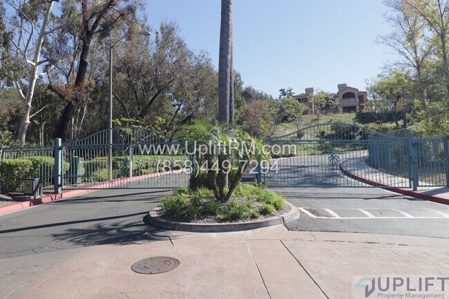 Building Photo - Updated 2-Bedroom 2-Bath Condo