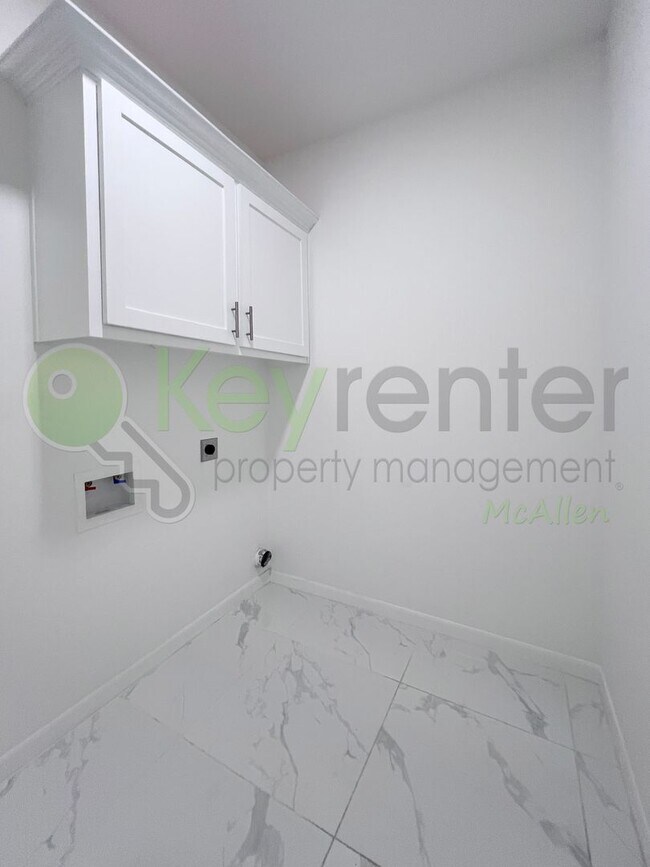 Building Photo - Beautiful  Upgarded 3 b/2.5 bath Home in Alton.Don't Miss Out!