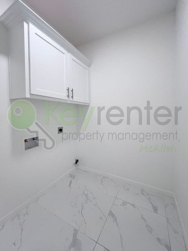 Building Photo - Stunning - 3 b/2.5 bath Home - Don't Miss Out!