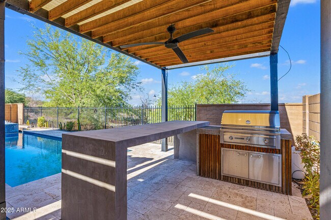 Building Photo - 2423 N Beverly Pl