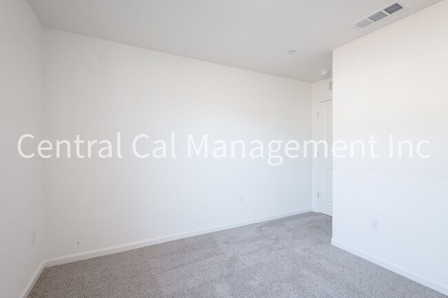 Building Photo - 4 Bedroom/2 Bath Home with Solar in the Desired Southwest!