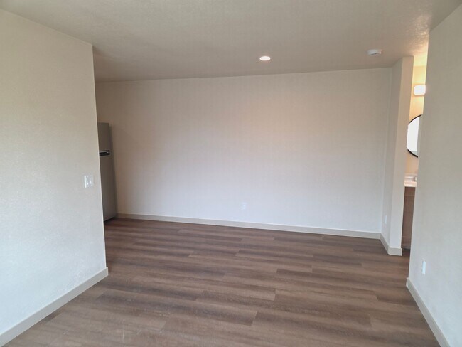 Building Photo - 1805 James Pl