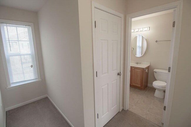 Building Photo - 1932 Center St