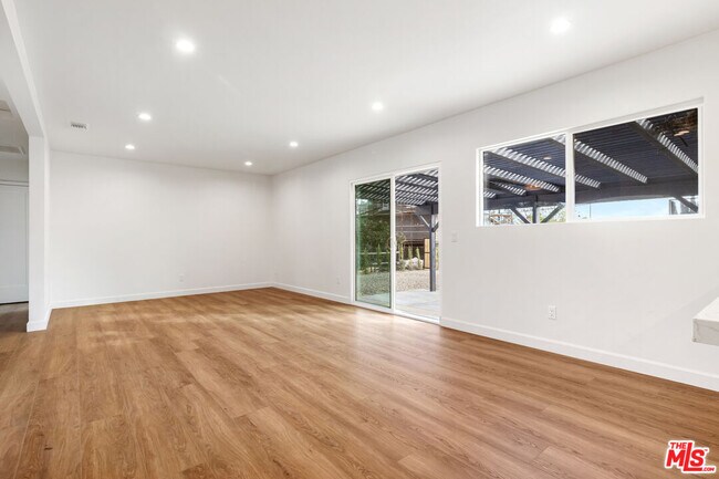 Building Photo - 15836 Chatsworth St